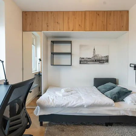 Royal 70 By Bookinghost